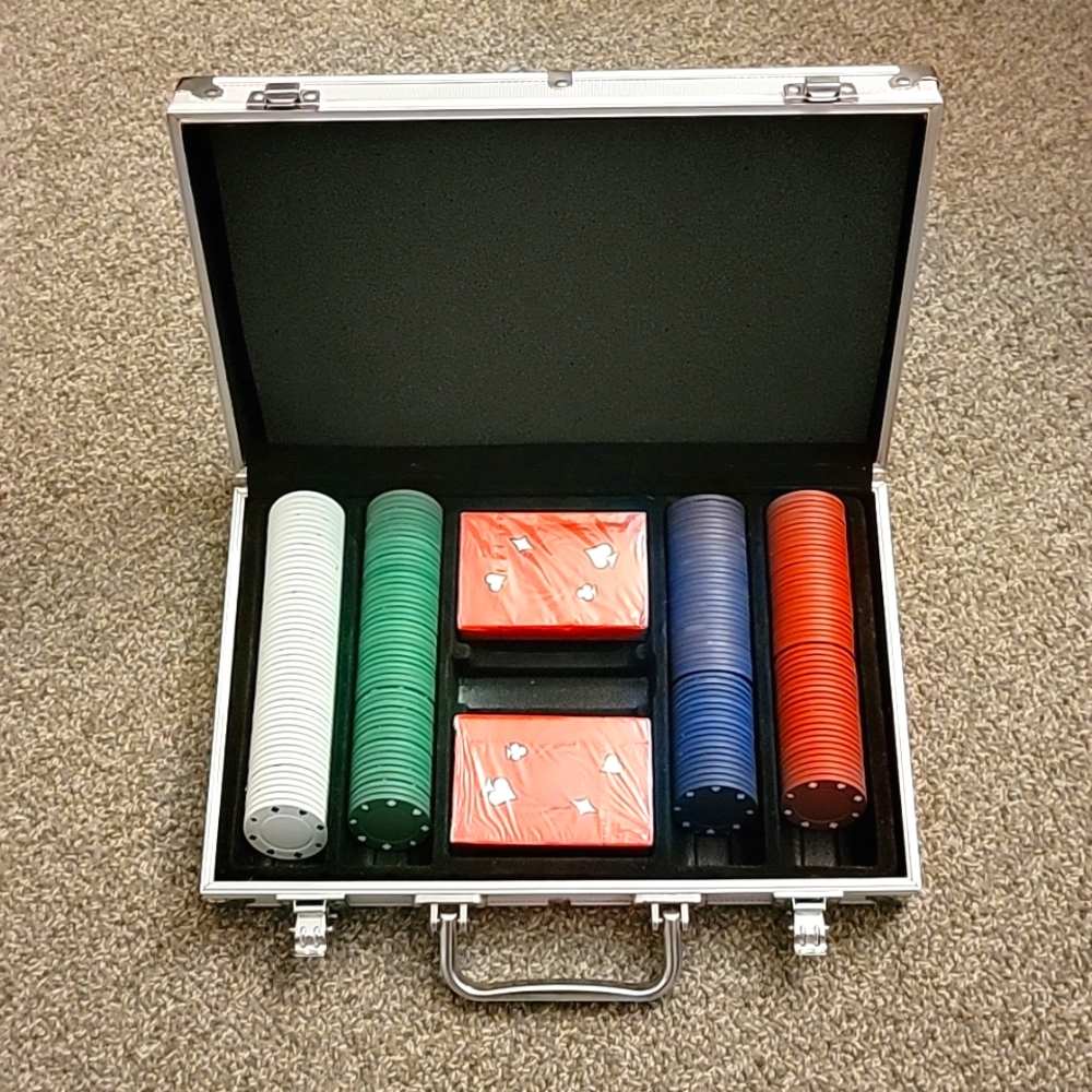 200 Poker Chips Cards and Case